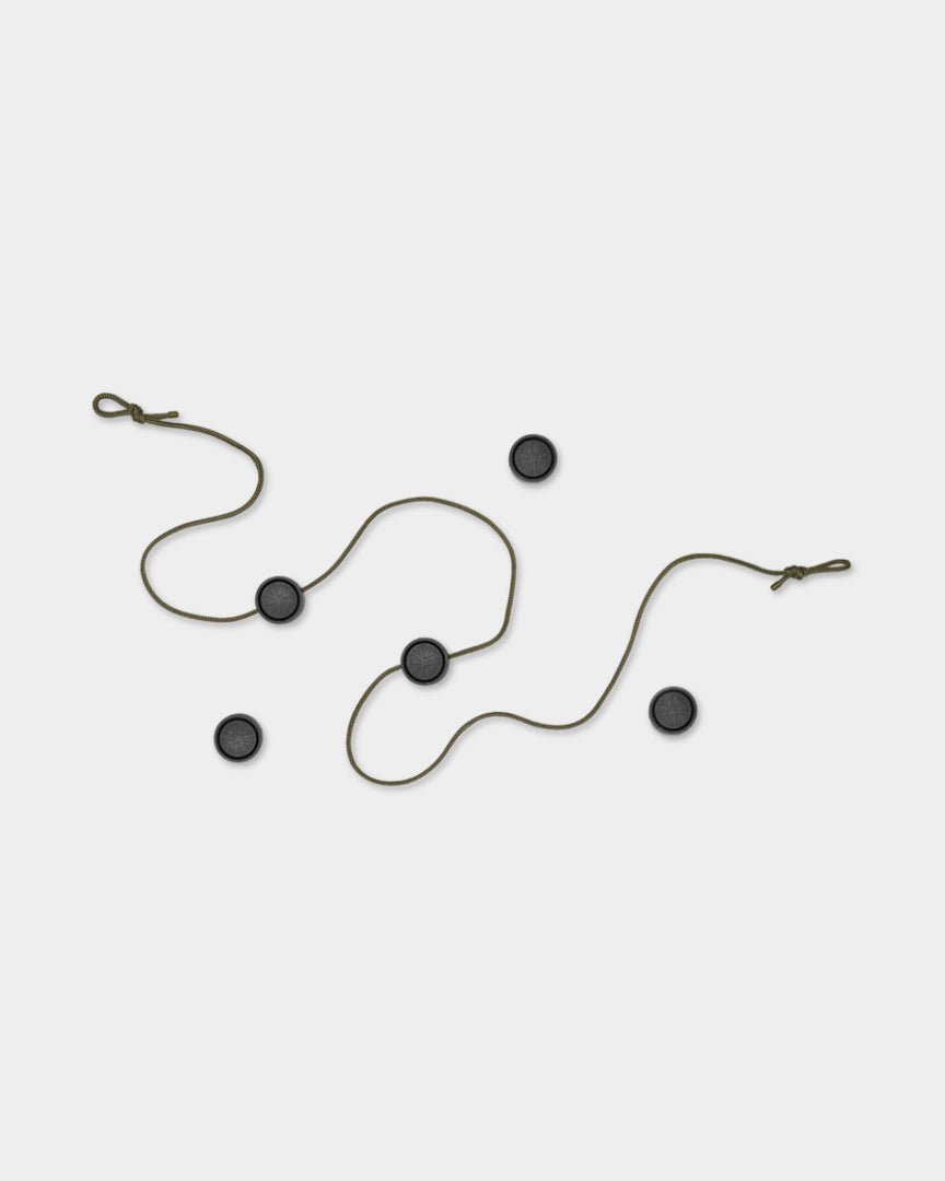 Vindar | Gallery String fra WoodUpp har en brown snor med magnetiske klips og fire black sirkler, vist mot en lys grå bakgrunn.